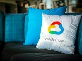 Google Cloud クッションでソファーでリラックス