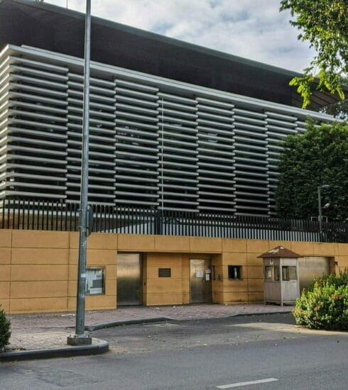 在ホーチミン日本国総領事館の建物外観。入り口付近の様子。