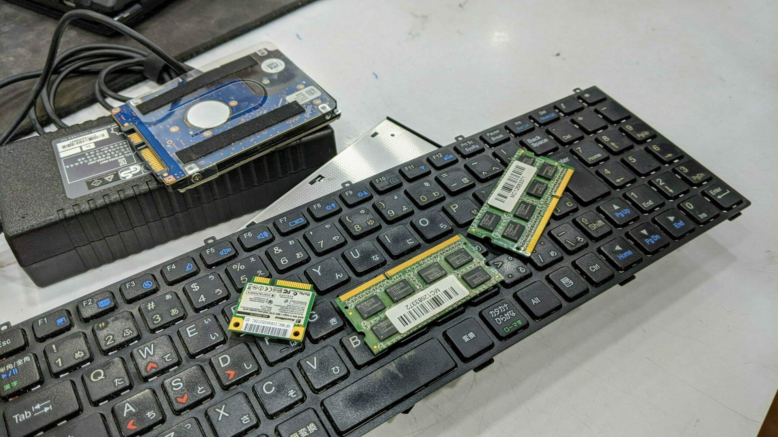 分離されたキーボード、メモリーとSSD